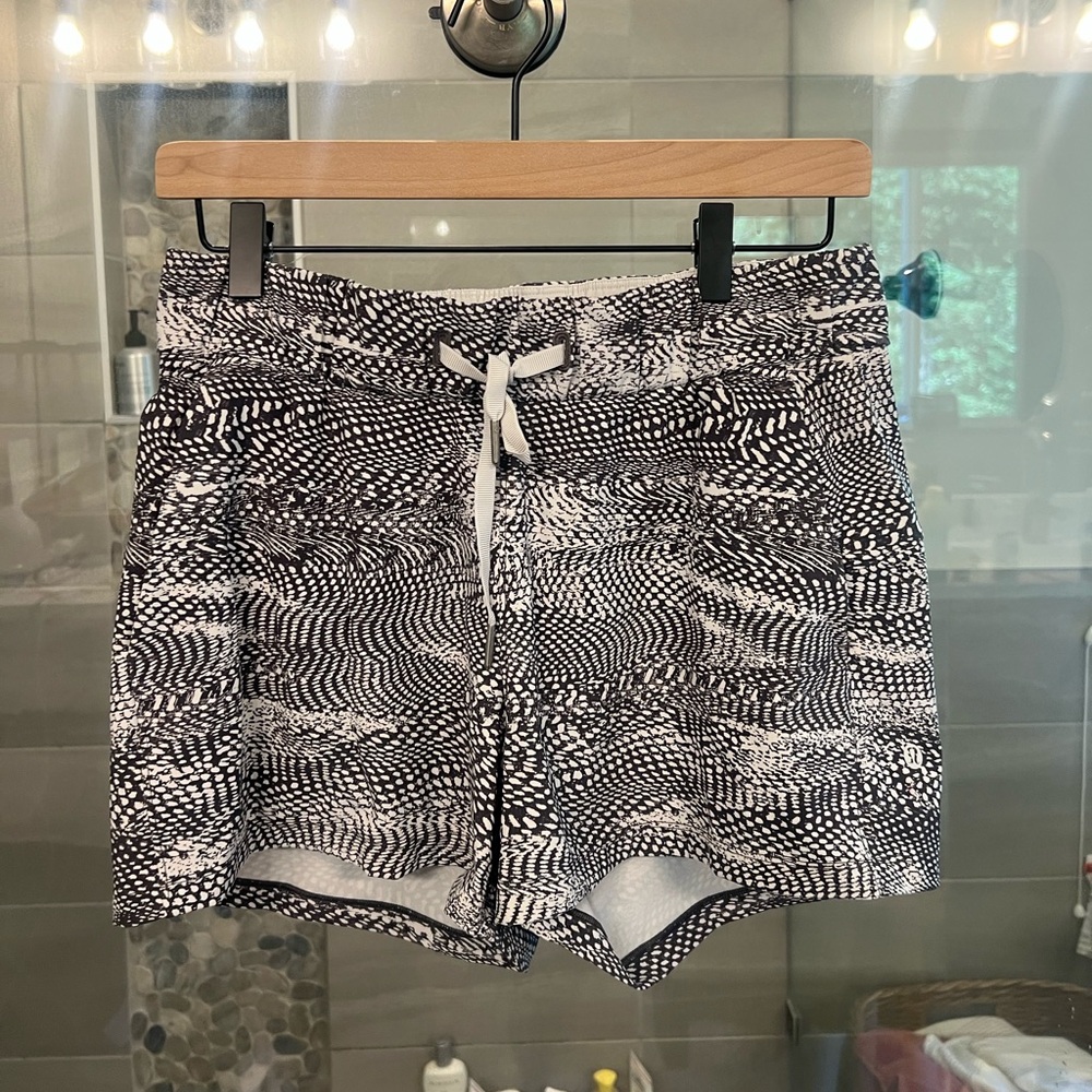 Lululemon On The Fly Shorts Size 6